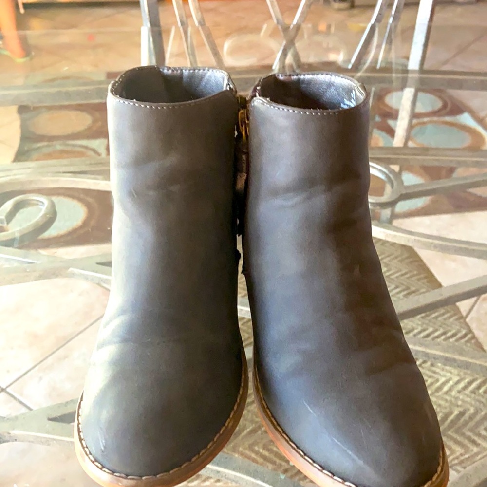 Shoes sized 2-3 - Picture 6 of 6